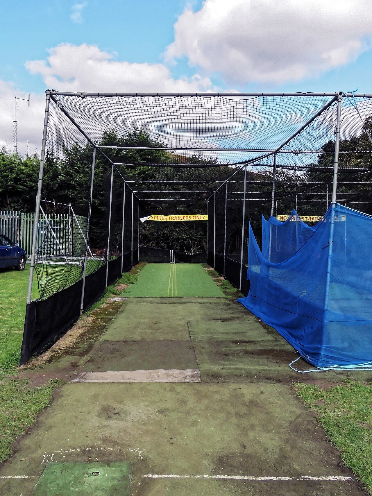 Heavy-duty outdoor cricket practice pitch netting